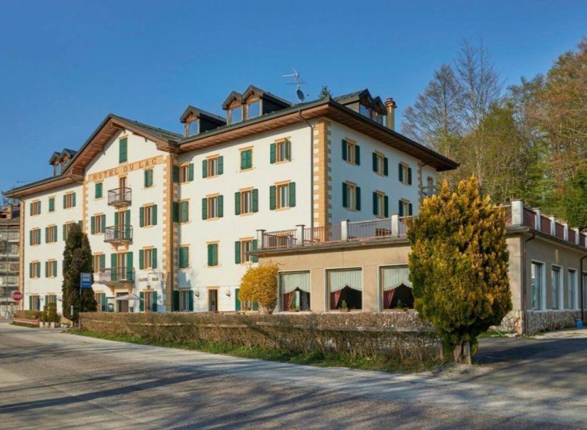 Tradiční hotel Du Lac na břehu jezera Lavarone