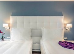 Romantický pokoj pro dva v hotelu Mercure Raphael Vídeň – dvojlůžko a moderní interiér