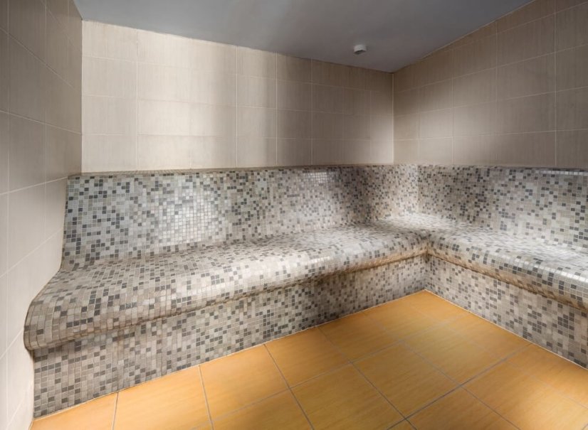 Luxusní wellness pobyt Špindlerův Mlýn: bazén a sauna.