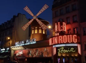 Proč navštívit slavný Moulin Rouge v Paříži