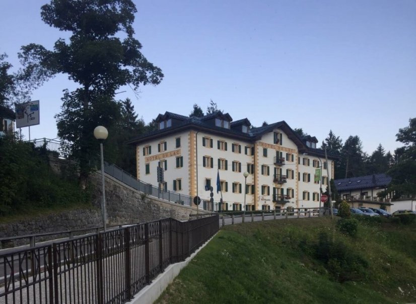 Tradiční hotel Du Lac na břehu jezera Lavarone