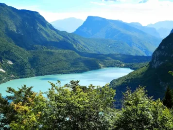 Lago di Molveno: Ukrytý klenot italského Trentina Lago di Molveno: Ukrytý klenot italského Trentina