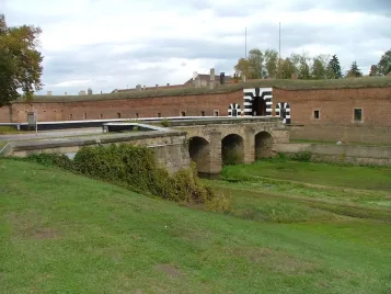 Pevnost Terezín a průvodce levným ubytováním v Praze: Historie, památky a skvělé nabídky