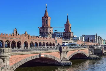 Objevte krásu a historii Oberbaumbrücke v Berlíně: Průvodce pro turisty