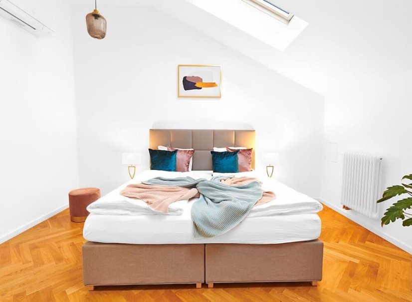 Romantický pobyt pro dva – útulný interiér apartmánu v centru Prahy