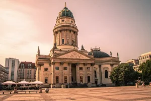 Úchvatný Gendarmenmarkt: Přitažlivost a skryté poklady berlínského klenotu