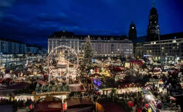 Náměstí Altmarkt v Drážďanech Adventni trhy