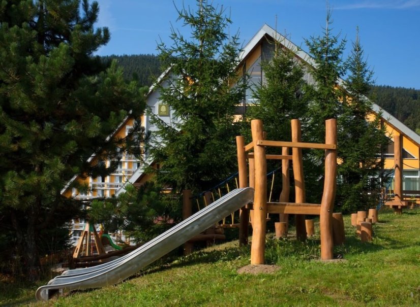 Luxusní wellness pobyt Špindlerův Mlýn: bazén a sauna.