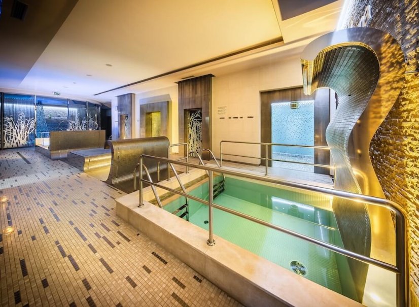 Moderní wellness centrum a vnitřní bazén v hotelu Harmony pro relaxační zážitky v Krkonoších