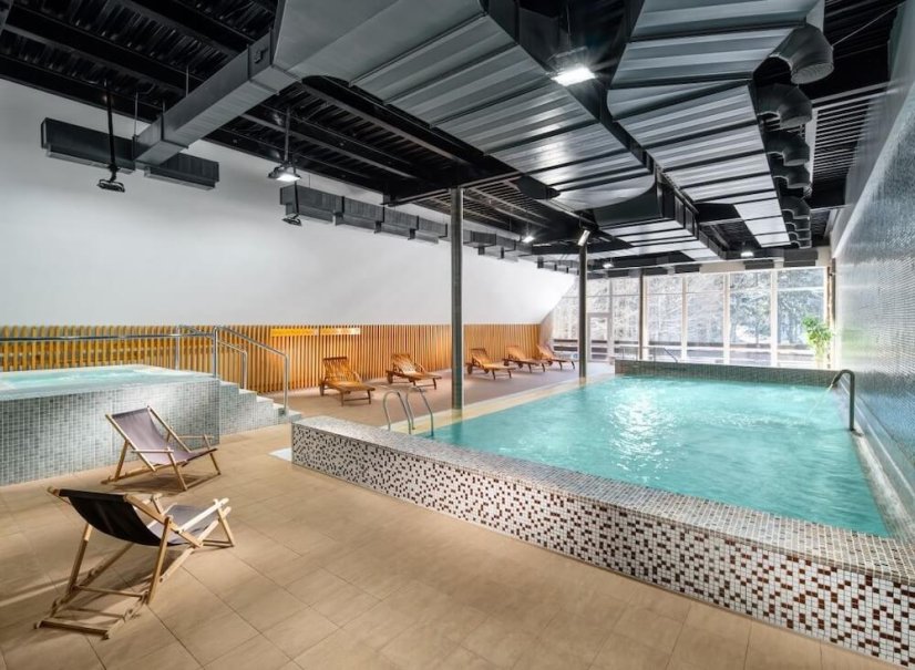 Luxusní wellness pobyt Špindlerův Mlýn: bazén a sauna.