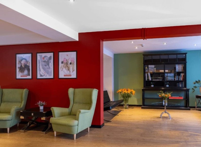 Hotel se nachází ve čtvrti Lichtenberg, která nabízí klidnější tvář Berlína