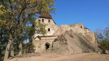 Od středověkých hradů k městskému kouzlu: Průvodce nezapomenutelnými zážitky v Praze a na Točníku a Žebráku