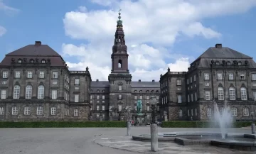 Objevte Christiansborg, domov dánského parlamentu.