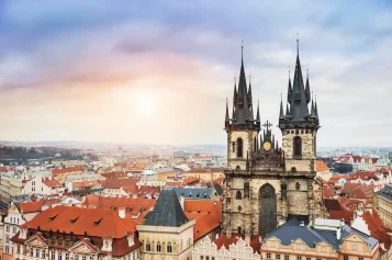 Staroměstské náměstí: sloup, který zbořil dav, a vrátil se až po 102 letech