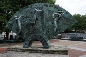 Cestování a turistika v Olympiaparku Mnichov: Zažijte sportovní historii a zábavu
