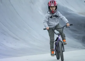 Objevte tipy pro bezpečnou jízdu, zajímavosti tratí a krkonošské přírody. Připrav se na dobrodružství