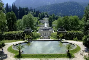 Proč navštívit Linderhof v Bavorsku: 5 neodolatelných důvodů