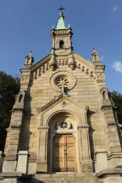 Navštivte Riedlovu hrobku v Desné