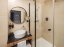 Koupelna hotelového pokoje City Inn Olomouc – moderní a čistá koupelna s veškerým vybavením