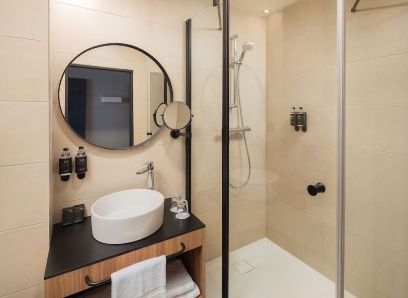 Koupelna hotelového pokoje City Inn Olomouc – moderní a čistá koupelna s veškerým vybavením
