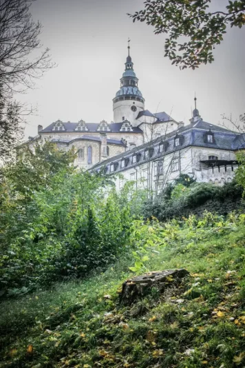 Zámek Frýdlant, původně středověký hrad, má působivou historii, která sahá až do 13. století