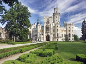 Zámek Hluboká nad Vltavou: krásná architektura, historie a rodinná zábava