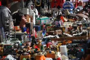 Objevte poklady Waterlooplein Flea Market v Amsterdamu