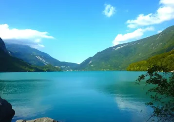 Lago di Molveno: Ukrytý klenot italského Trentina Lago di Molveno: Ukrytý klenot italského Trentina