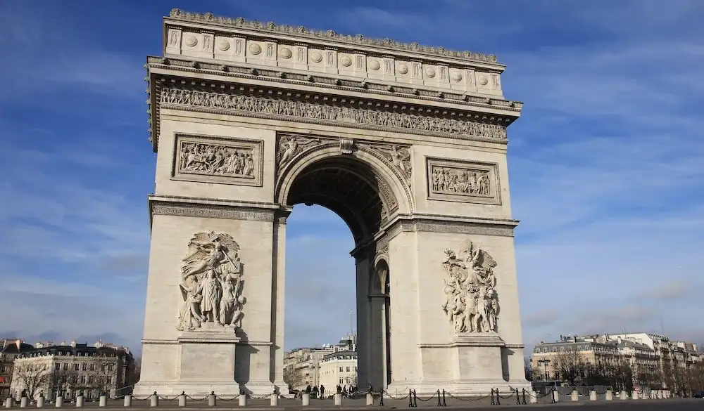 Objevte Vítězný oblouk v Paříži, jeho historii, zajímavosti a tipy pro návštěvu.
