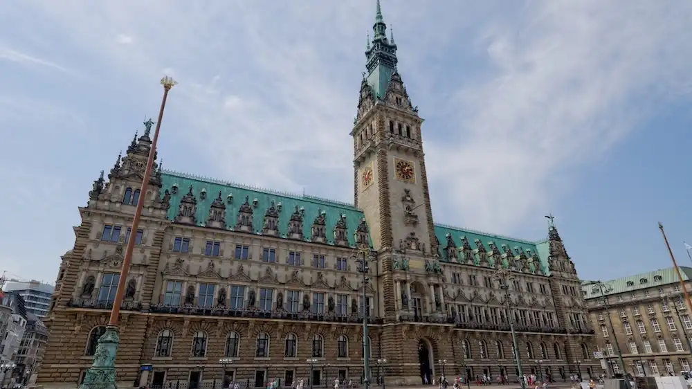 Historie a Architektonická Krása: Staré Město a Radnice Hamburku