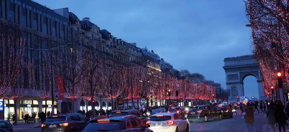 Prozkoumejte Champs-Élysées, srdce Paříže.