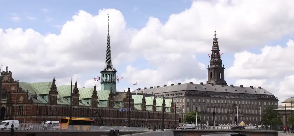 Christiansborg: Skrytý Klenot v Srdci Kodaně