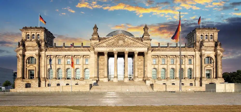 Prozkoumejte historii a kulturu Berlína návštěvou Reichstagu. 