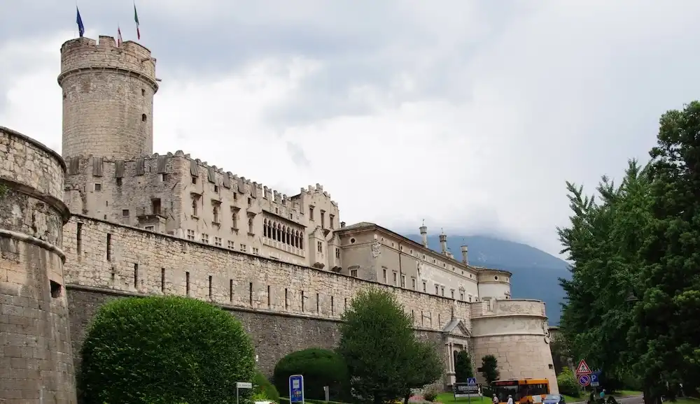 Hrad Buonconsiglio v Trentu: Klenot historické architektury v srdci Trentina
