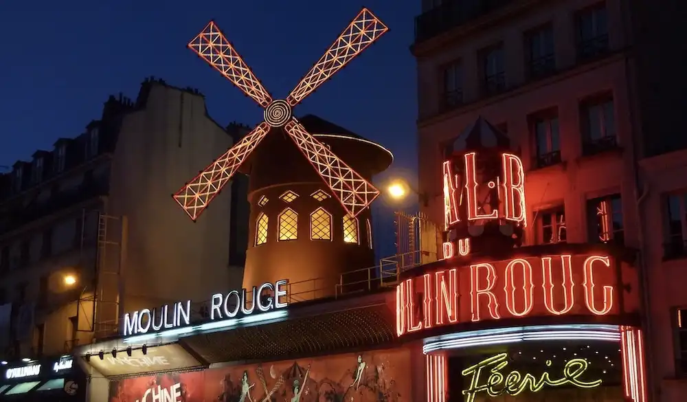 Objevte magii Moulin Rouge v Paříži.