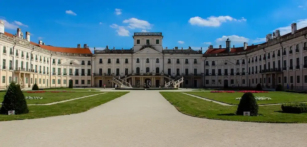 Navštivte zámek Esterházy a lázně v Sárváru!