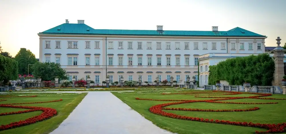 Zámek Mirabell: Pomník zakázané lásky